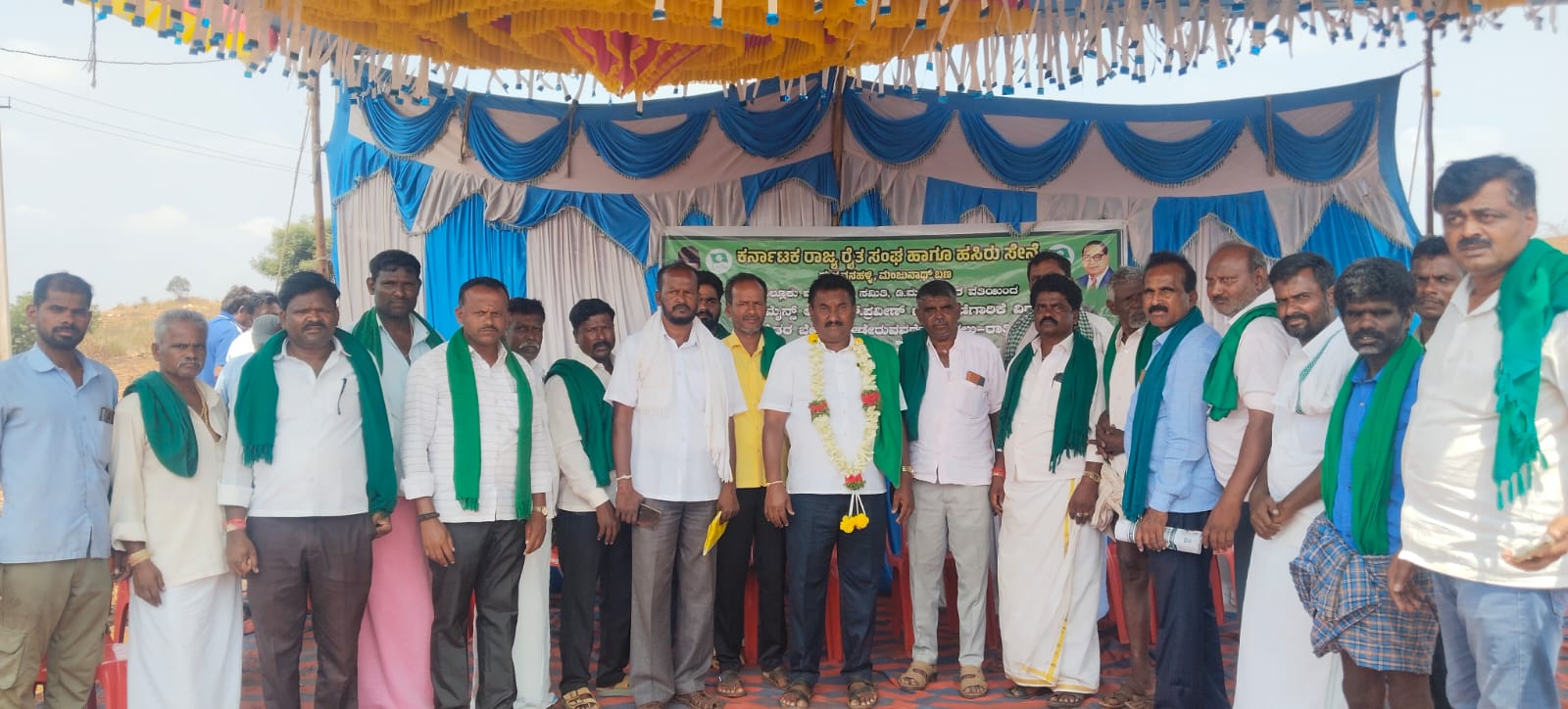 ಧೂಳಿನ ಸಮಸ್ಯೆ ಪರಿಹಾರಕ್ಕೆ ಆಗ್ರಹಿಸಿ ಹಗಲು-ರಾತ್ರಿ ಬೃಹತ್ ಪ್ರತಿಭಟನೆ image