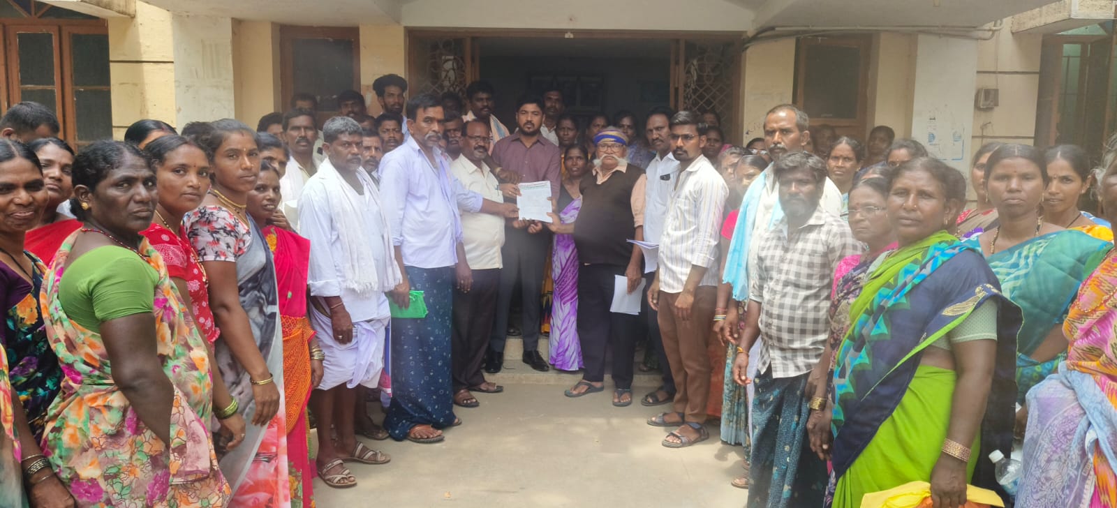 ಶ್ರೀರಾಮರಂಗಾಪುರ ದಲಿತ ಕುಟುಂಬಗಳಿಗೆ ವಸತಿ ನಿವೇಶನಕ್ಕೆ ಆಗ್ರಹ
ಕರ್ನಾಟಕ ಮಾದಿಗರ ರಕ್ಷಣಾ ವೇದಿಕೆ ವತಿಯಿಂದ ಜಿಲ್ಲಾಡಳಿತಕ್ಕೆ ಮನವಿ
image