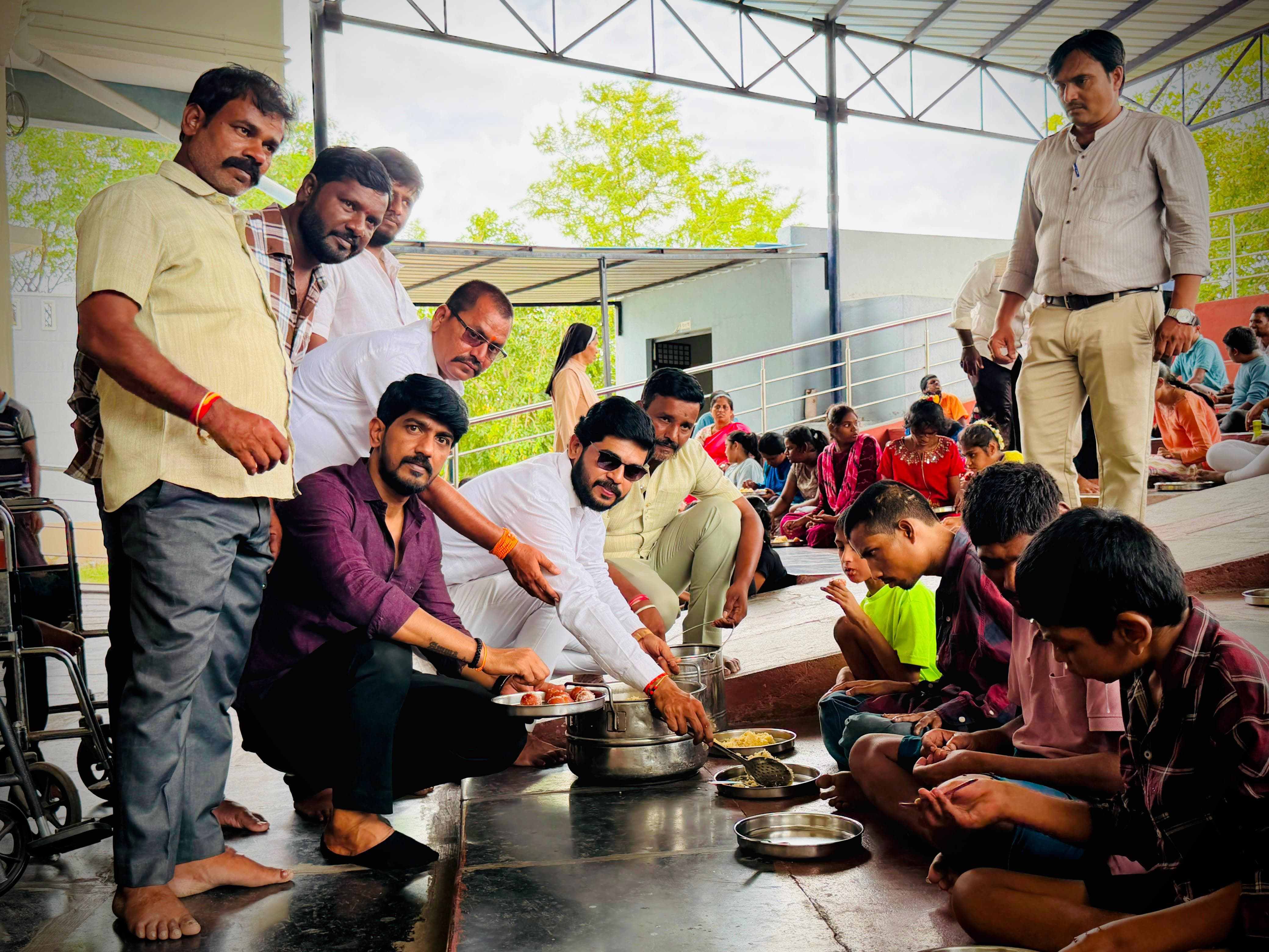 ಗಾಲಿ ಲಕ್ಷ್ಮೀ ಅರುಣ ಜನ್ಮದಿನ: ಅನುಗ್ರಹ ಆಶ್ರಮದಲ್ಲಿ ಅನ್ನದಾನ, ಮಕ್ಕಳಿಗೆ ಸಿಹಿ ಹಂಚಿ ಸಂಭ್ರಮ image