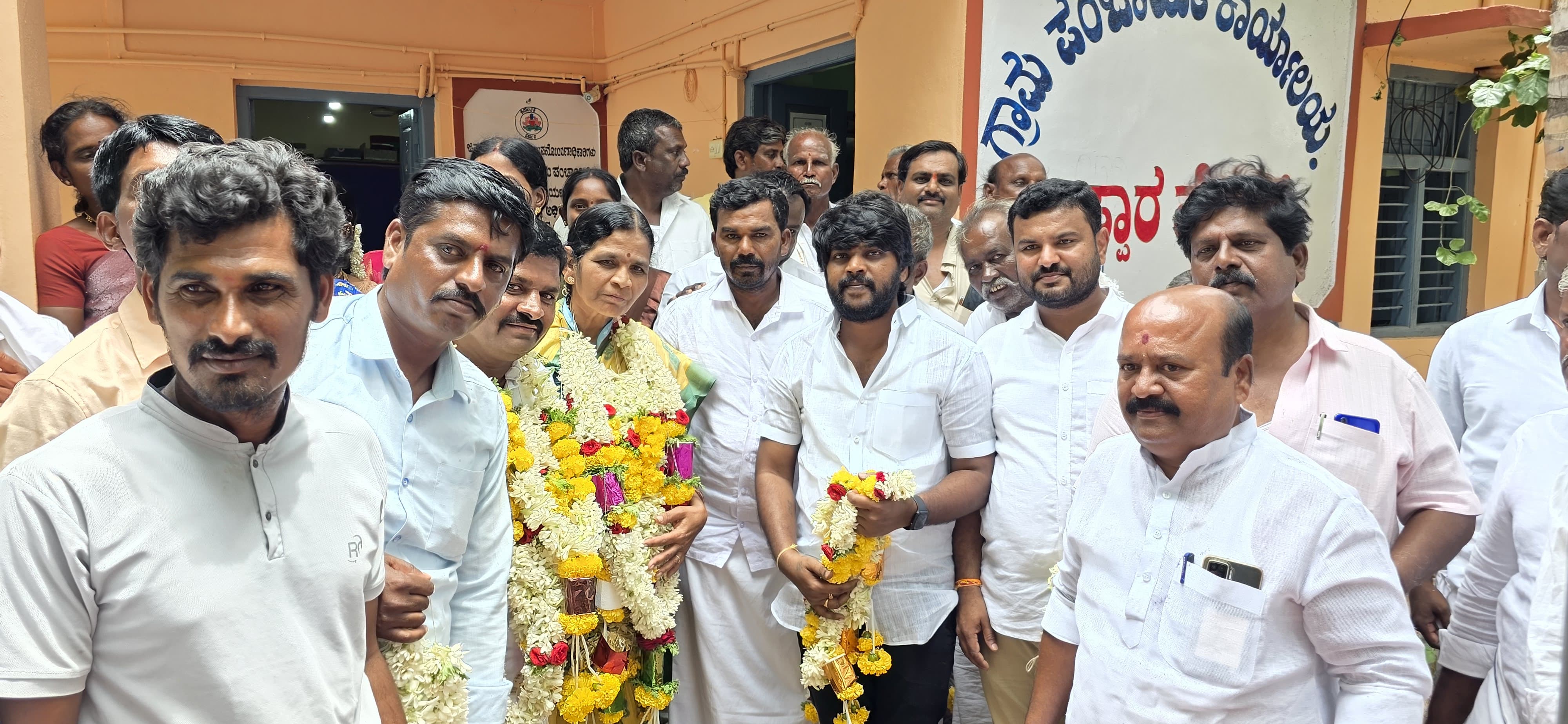 ಗ್ರಾ.ಪಂ ಅಧ್ಯಕ್ಷರಾಗಿ ಸುವರ್ಣ ಆಯ್ಕೆ-ಅಭಿನಂದಿಸಿದ ಎಂ.ಎಸ್.ಸಿದ್ದಪ್ಪ image