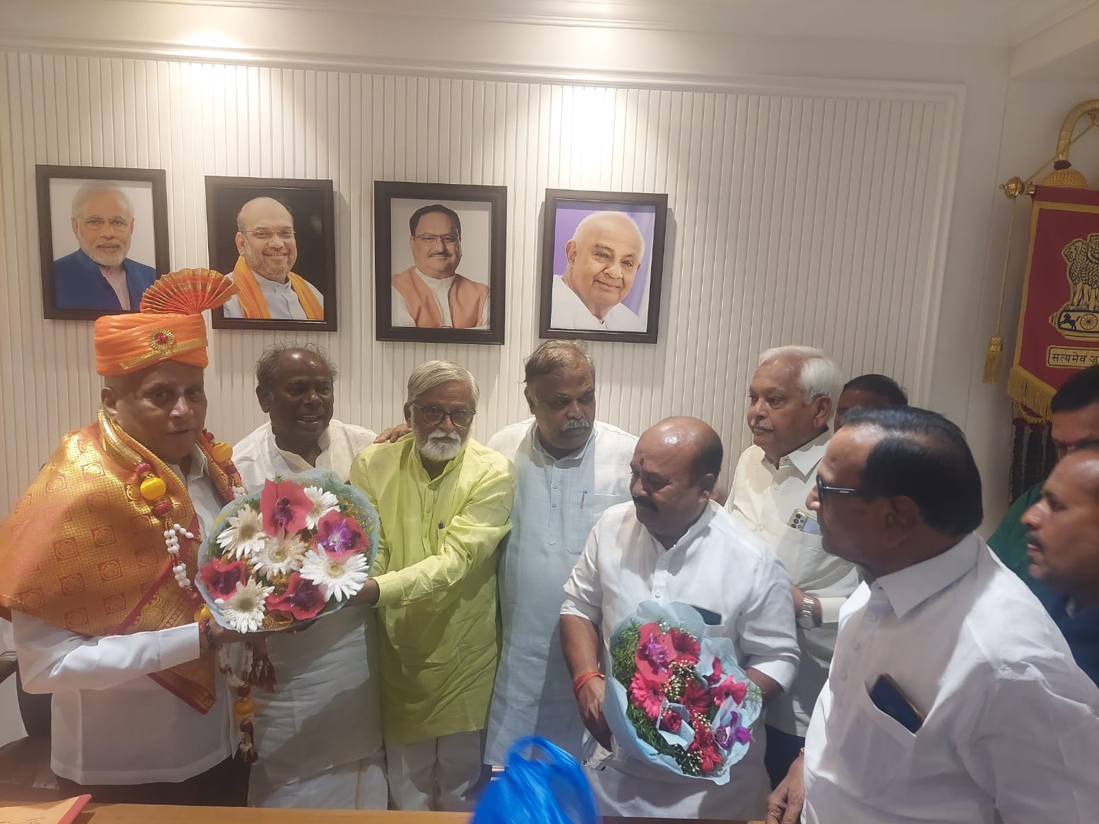 ನೂತನ ರೈಲ್ವೆ ಮಾರ್ಗ ಆರಂಭಿಸುವ ಬಗ್ಗೆ ಮನವಿ ಮಾಡಿದ ಮಾಜಿ ಶಾಸಕ ಸೋಮಲಿಂಗಪ್ಪ ಬಳ್ಳಾರಿ ಆ 09. ಬೆಂಗಳೂರಿನಲ್ಲಿ ಕೇಂದ್ರ ರೈಲ್ವೆ ಖಾತೆ ಸಚಿವರಾದ ವಿ ಸೋಮಣ್ಣ ಅವರನ್ನು ಭೇಟಿ ಮಾಡಿದ ಸಿರುಗುಪ್ಪ ವಿಧಾನಸಭಾ ಕ್ಷೇತ್ರದ ಮಾಜಿ ಶಾಸಕರಾದ ಎಂ ಎಸ್ ಸೋಮಲಿಂಗಪ್ಪ ಅವರು ನೂತನ ರೈಲ್ವೆ ಮಾರ್ಗ ಆರಂಭಿಸುವ ಬಗ್ಗೆ ಮನವಿ ಮಾಡಿದರು. image