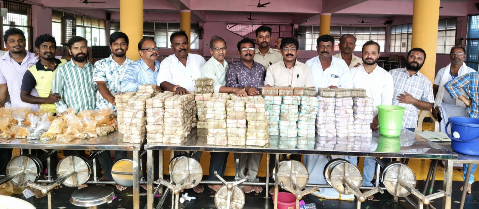 ಶ್ರೀ ಕ್ಷೇತ್ರ ಹುಲಿಗೇಮ್ಮ ದೇವಸ್ಥಾನ ಹುಂಡಿ ಎಣಿಕೆ 20 ದಿನದಲ್ಲಿ ರೂ.1.3 ಕೋಟಿ ಹಣ ಸಂಗ್ರಹ- 70 ಗ್ರಾಂ ಕಚ್ಚಾ ಬಂಗಾರ 3 ಕೆಜಿ ಬೆಳ್ಳಿ ದೇಣಿಗೆ image
