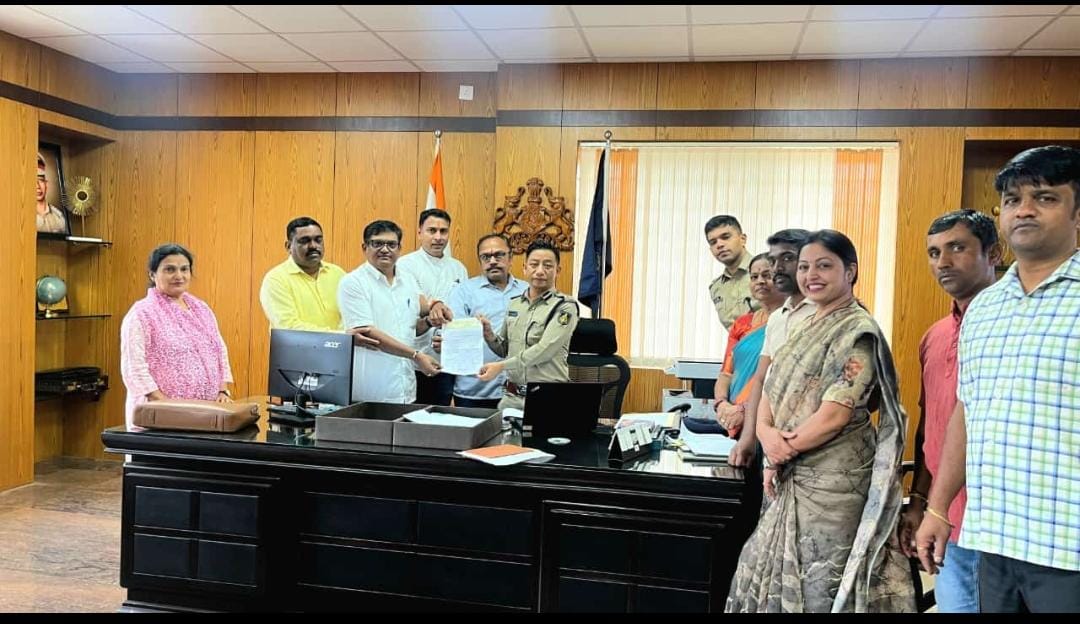 ಬಿಜೆಪಿ ವ್ಯಾಪಾರ ಮತ್ತು ವಾಣಿಜ್ಯ ಪ್ರಕೋಷ್ಠ ಬೆಳಗಾವಿ ಮಹಾನಗರ ಜಿಲ್ಲೆ ವತಿಯಿಂದ ಈ ದಿನ ಗಾಂಜಾ ಮತ್ತು ಮಾದಕ ವಸ್ತುಗಳ ಅನಧಿಕೃತ ಮಾರಾಟ ಕುರಿತು ಪೊಲೀಸ್ ಆಯುಕ್ತರಿಗೆ ಕ್ರಮ ಕೈಗೊಳ್ಳಲು ಕೋರಿ ಮನವಿ ಸಲ್ಲಿಸಲಾಯಿತು. image