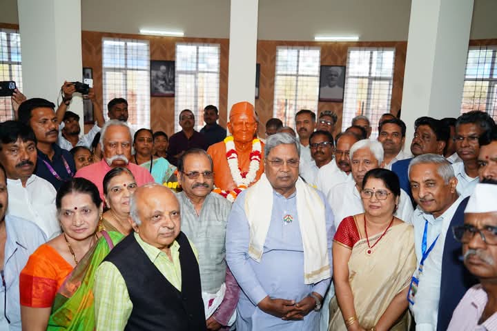 ಗಂಗಾಧರ್ ರಾವ್ ದೇಶಪಾಂಡೆ ಸ್ಮಾರಕ ಭವನ, ಫೋಟೋ ಗ್ಯಾಲರಿ ಉದ್ಘಾಟನೆ ----------------------------------- ಸ್ಮಾರಕ ಭವನ ಉದ್ಘಾಟಿಸಿದ ಸಿ.ಎಂ ಸಿದ್ದರಾಮಯ್ಯ image