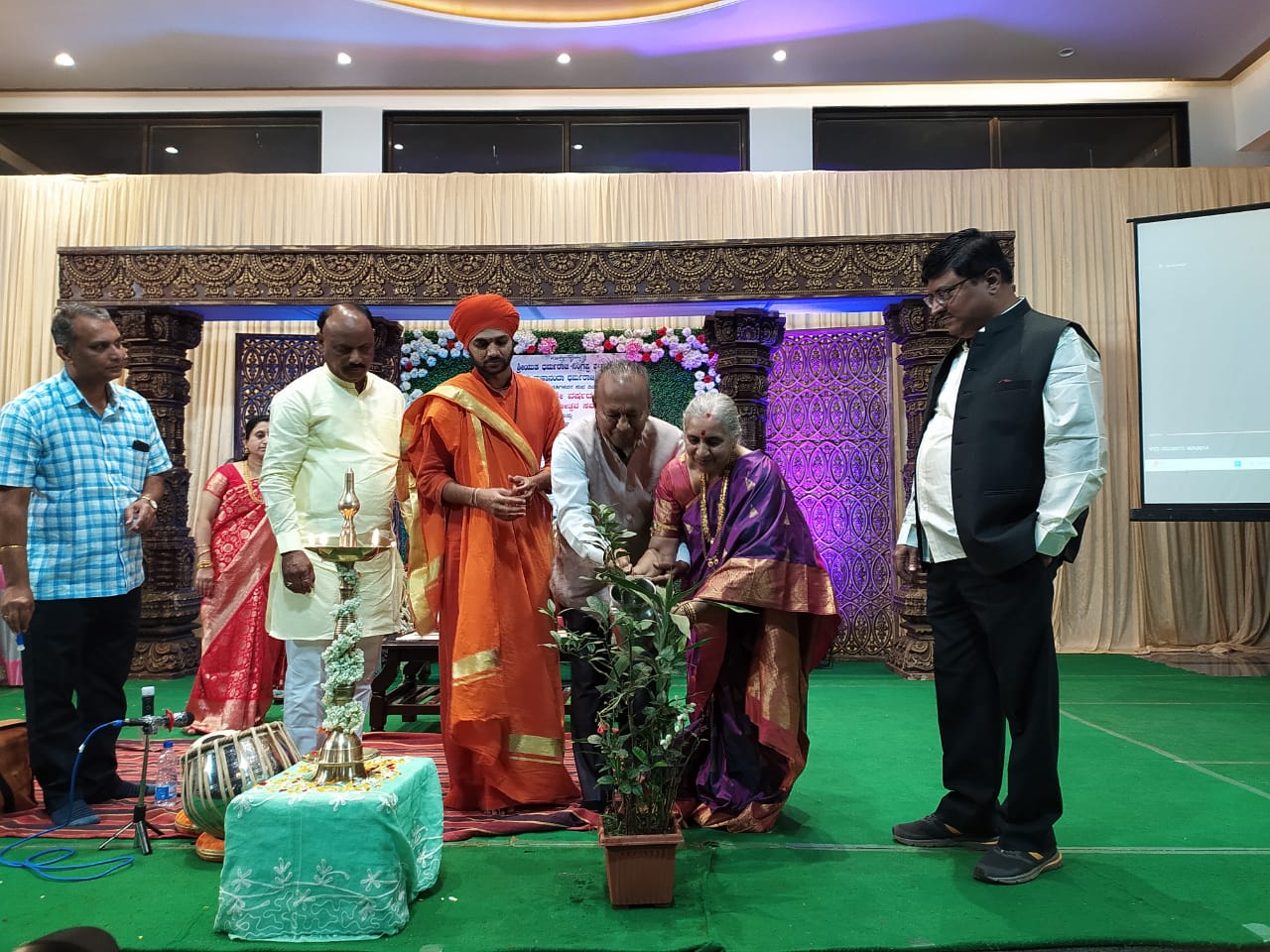 ಹುಟ್ಟುಹಬ್ಬಗಳು ಪರಿಸರ ಪ್ರಜ್ನೆ ಮೂಡಿಸುವಂತಿರಲಿ. ಅಂಕಲಗಿ ಮಠದ ಡಾ. ಅಮರಸಿದ್ಧೇಶ್ವರ ಶ್ರೀ ಅಭಿಮತ. image